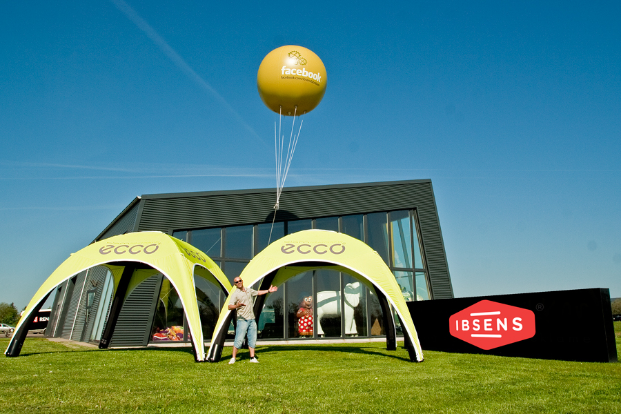 Stor reklameballon med helium og logo