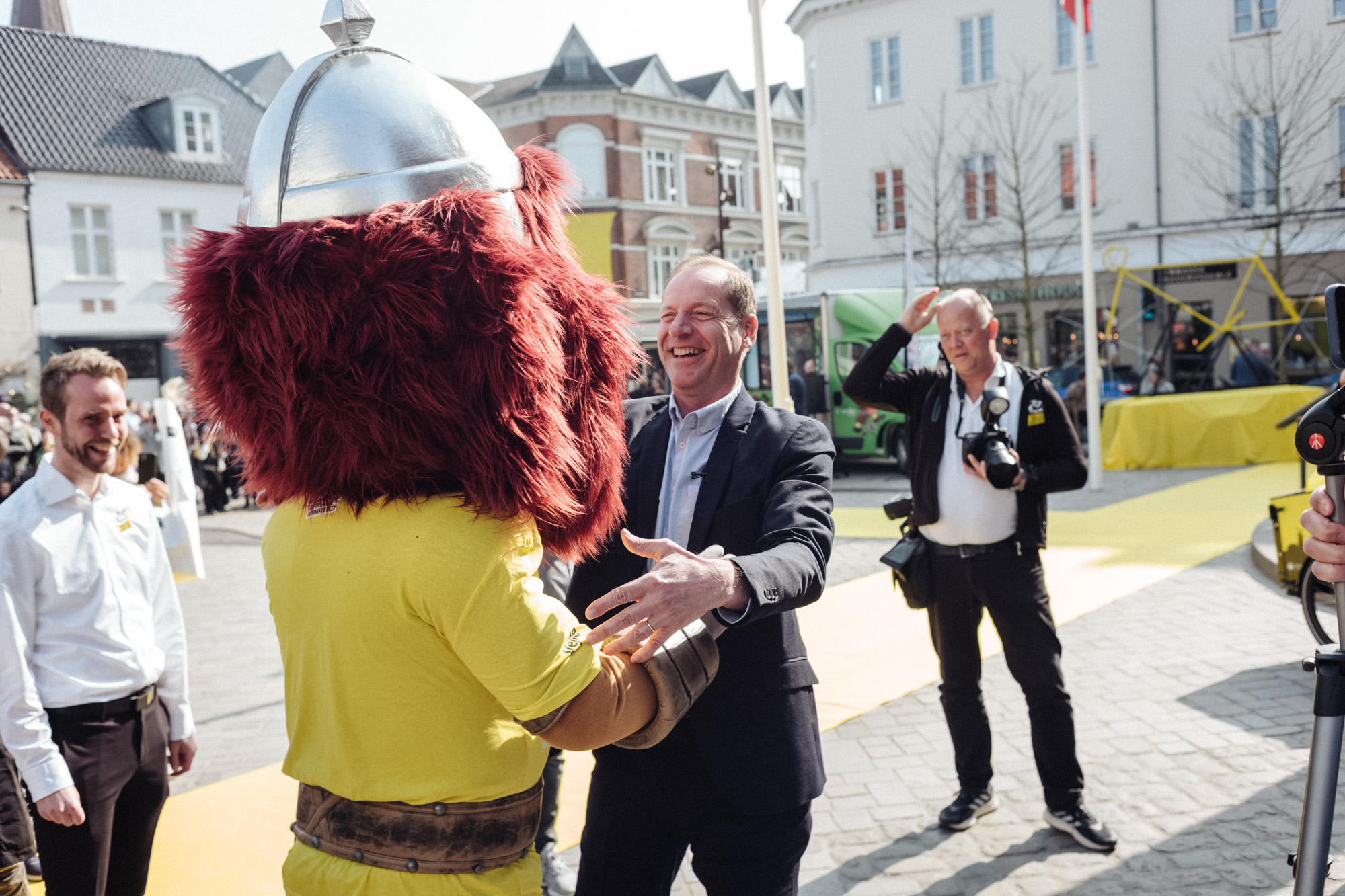 Maskotten Blåtand giver hånd til Tour de France-direktøren Christian Prudhomme
