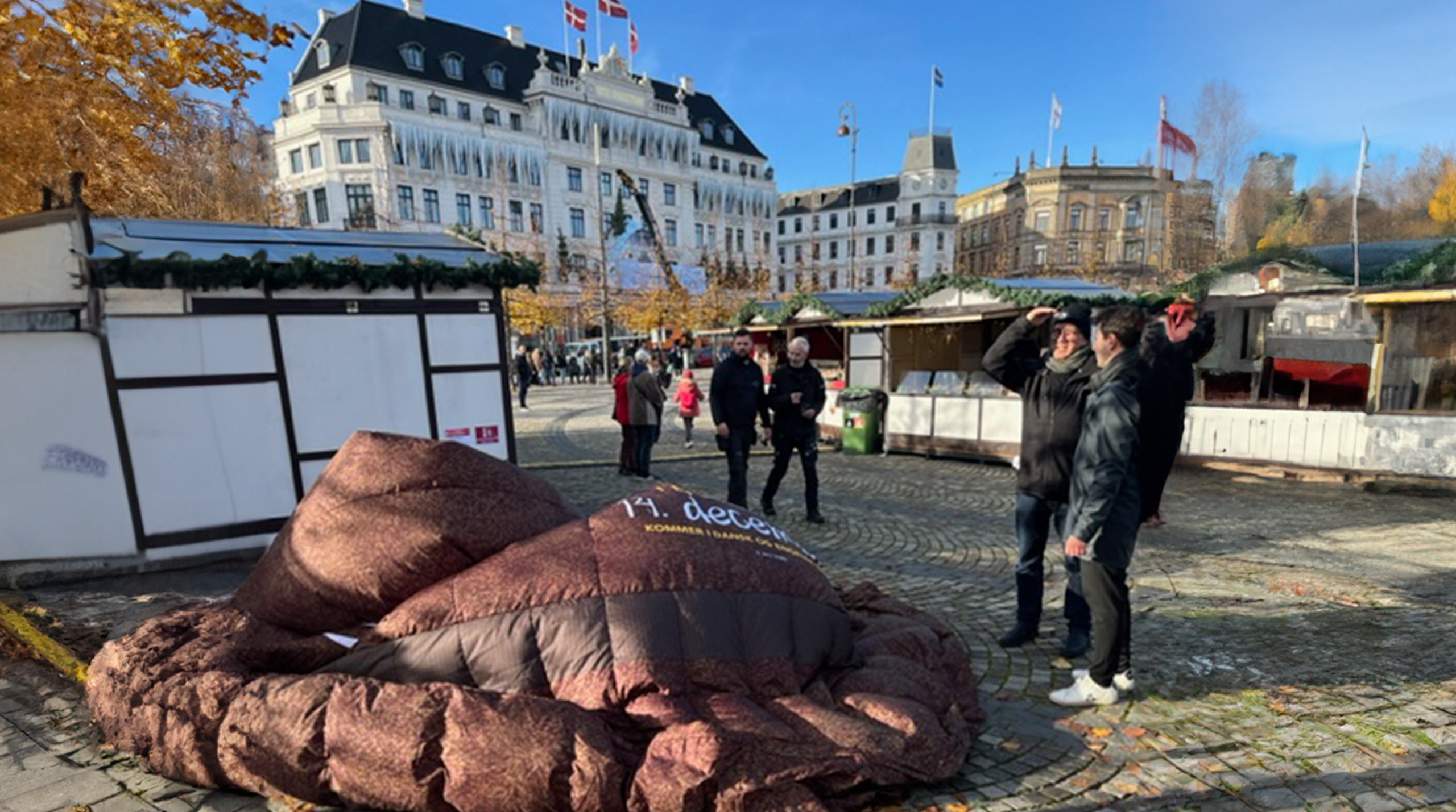 Imponerende udsigt over Willy Wonkas store oppustelige hat på Kongens Nytorv med det prestigefyldte Hotel d'Angleterre i baggrunden.