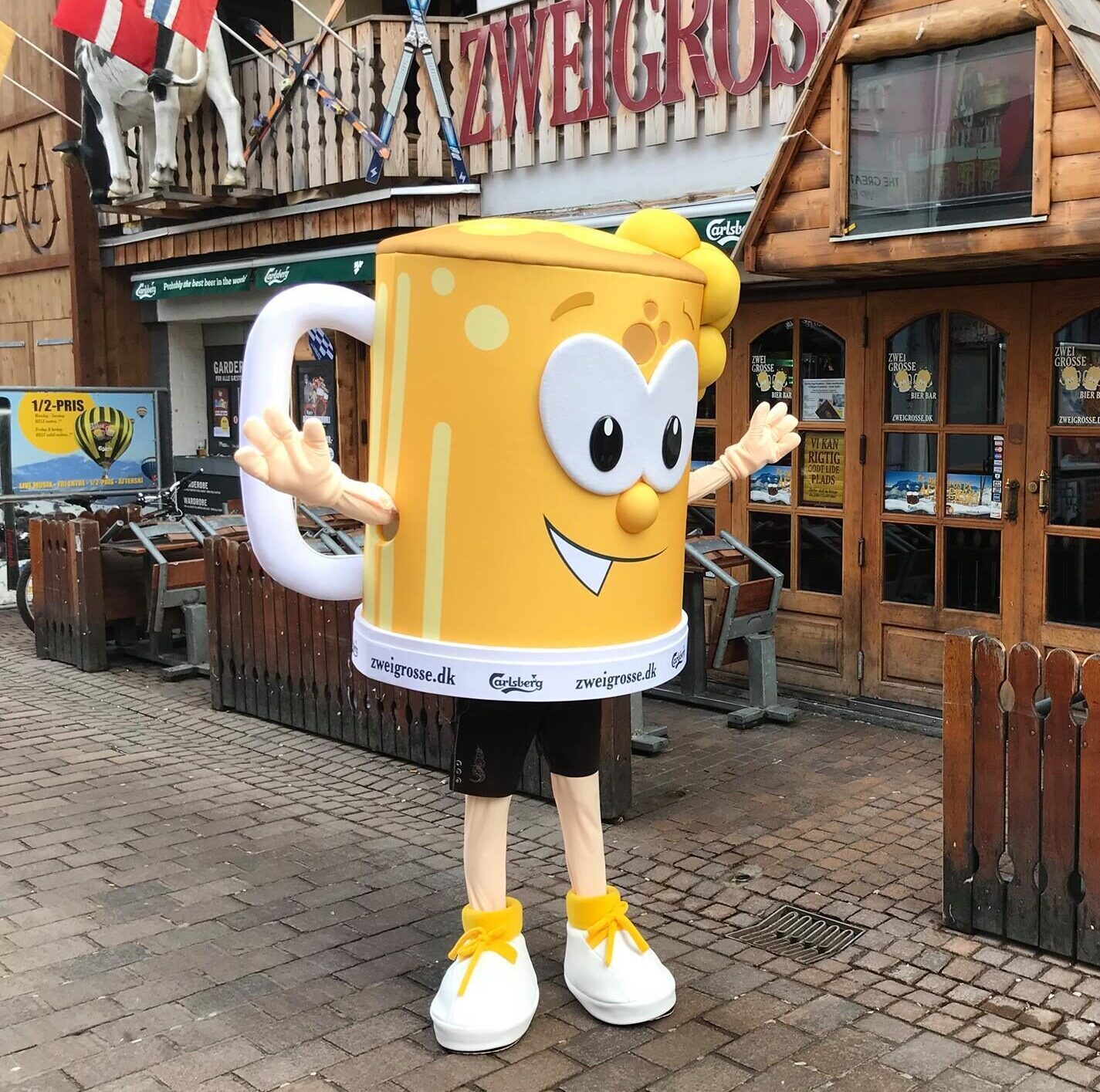 Huge mascot for Zwei Grosse Bier Bar