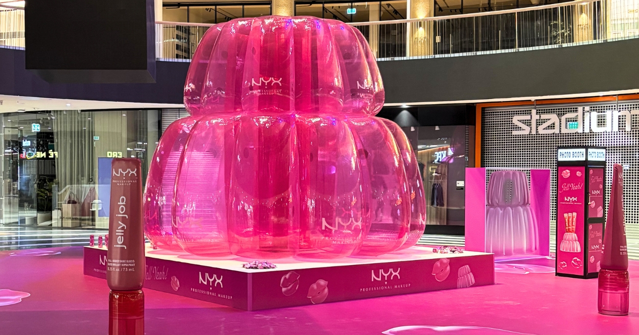 Inflatable jelly cake and lip gloss.